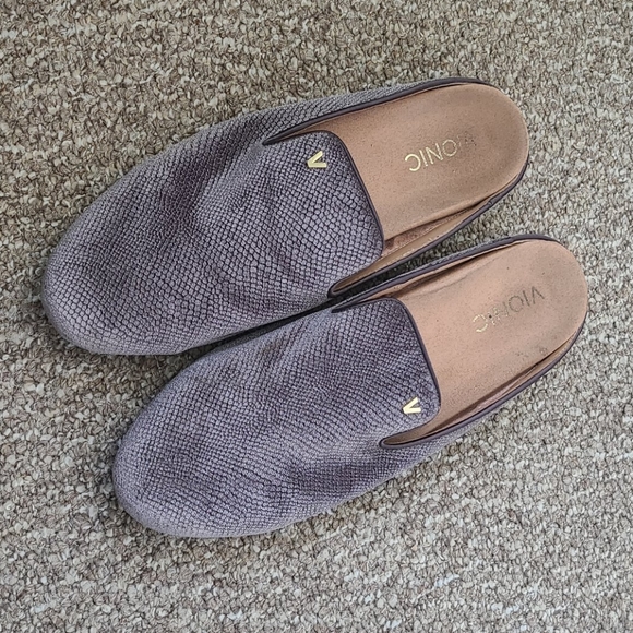 vionic women's snug carnegie holiday mule